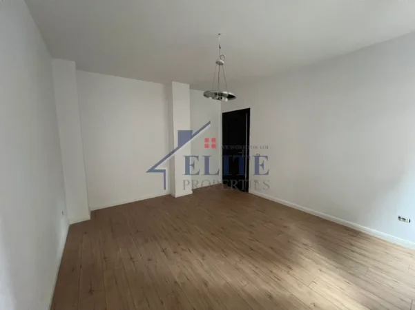 Tirane, jepet me qera apartament 1+1+Ballkon Kati 2, 65 m² 500 € (Liqeni i Thate)