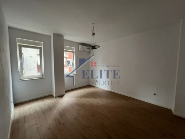 Tirane, jepet me qera apartament 1+1+Ballkon Kati 2, 65 m² 500 € (Liqeni i Thate)
