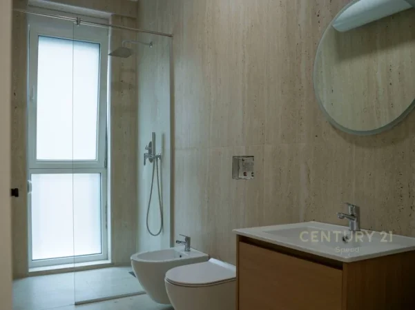 Tirane, jepet me qera apartament 1+1+Ballkon Kati 5, 72 m² 630 € (ish fusha aviacionit)