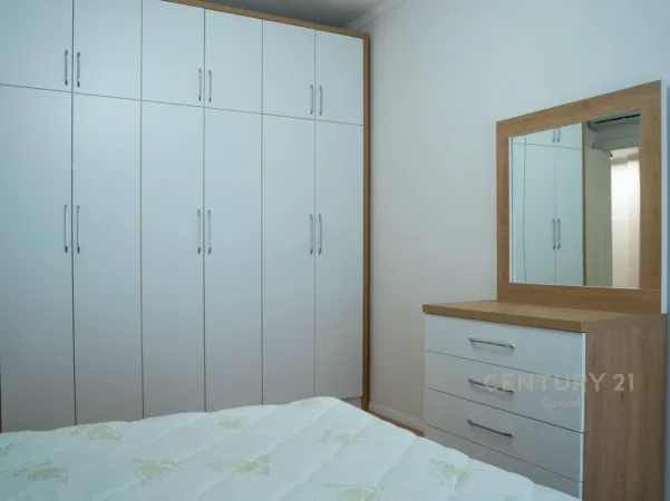Tirane, jepet me qera apartament 1+1+Ballkon Kati 5, 72 m² 630 € (ish fusha aviacionit)