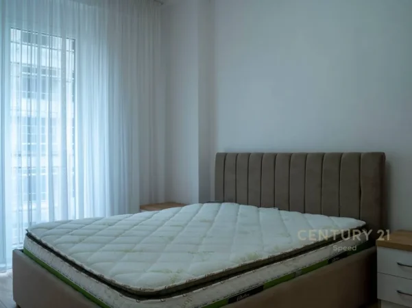 Tirane, jepet me qera apartament 1+1+Ballkon Kati 5, 72 m² 630 € (ish fusha aviacionit)