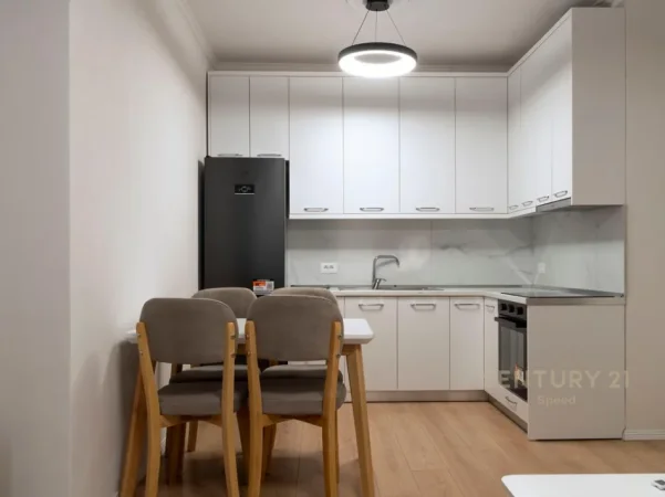 Tirane, jepet me qera apartament 1+1+Ballkon Kati 5, 72 m² 630 € (ish fusha aviacionit)