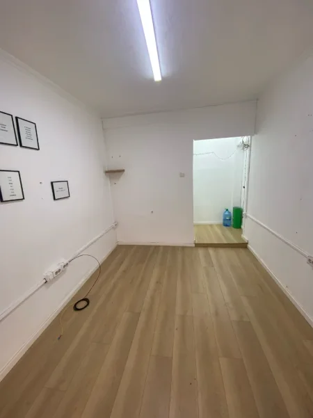 Tirane, jepet me qera dyqan Kati 0, 16 m² 250 € (rruga mine peza)