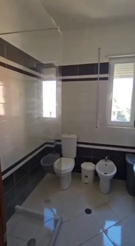 Vlore, jepet me qera apartament 1+1+Ballkon Kati 3, 62 m² 450 € (Uji i Ftohtë, Vlorë.)