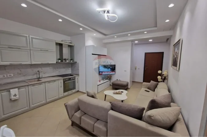 Tirane, jepet me qera 1+1 , 65 m² 700 € (Komuna e Parisit)