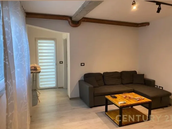 Tirane, jepet me qera apartament 1+1 Kati 1, 85 m² 500 € (ish stacioni i trenit)