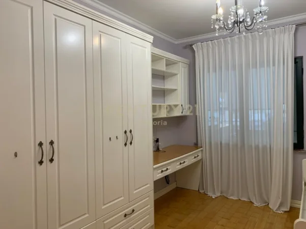 Tirane, jepet me qera apartament 2+1+Ballkon Kati 8, 105 m² 950 € (ish stacioni i trenit)