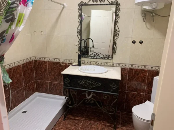 Tirane, jepet me qera apartament 2+1+Ballkon Kati 8, 105 m² 950 € (ish stacioni i trenit)