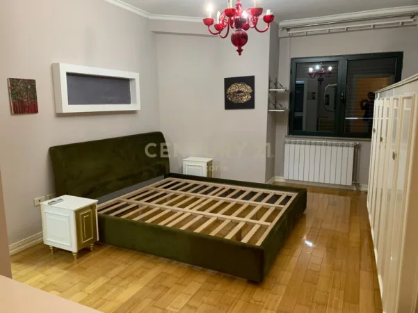 Tirane, jepet me qera apartament 2+1+Ballkon Kati 8, 105 m² 950 € (ish stacioni i trenit)