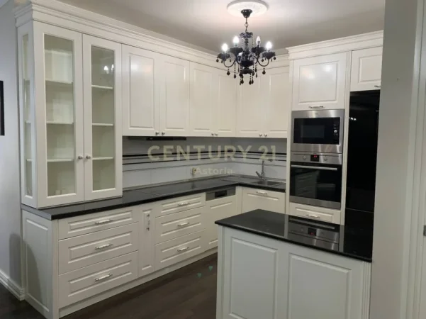 Tirane, jepet me qera apartament 2+1+Ballkon Kati 8, 105 m² 950 € (ish stacioni i trenit)