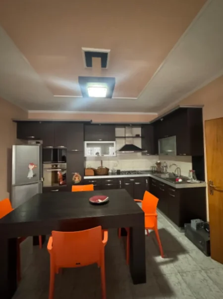 Tirane, jepet me qera apartament 2+1 Kati 8, 100 m² 550 € (Materniteti i Ri tek Brryli)
