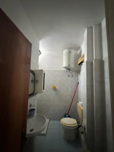 Tirane, jepet me qera apartament 2+1 Kati 8, 100 m² 550 € (Materniteti i Ri tek Brryli)