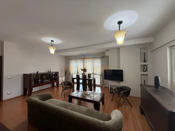 Tirane, jepet me qera apartament 2+1 Kati 4, 138 m² 1.500 € (Blloku)