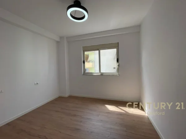 Tirane, shitet apartament 2+1+Ballkon Kati 3, 93 m² 175.000 € (kodra e diellit)