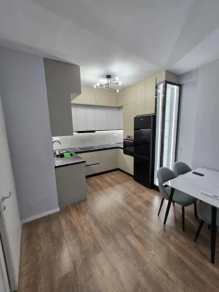 Tirane, jepet me qera apartament 1+1+post parkimi Kati 6, 82 m² 650 € (Kompleksi E-88 tek Kupola ne rrugen Dritan Hoxha)