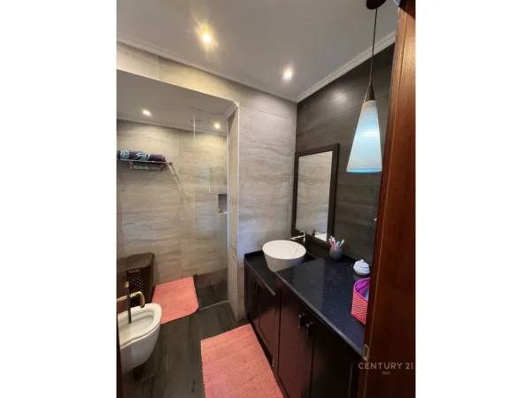 Tirane, jepet me qera apartament 2+1+Ballkon Kati 9, 90 m² 750 € (21 dhjetori)