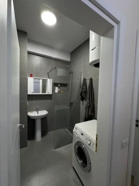 Tirane, jepet me qera apartament 1+1+Ballkon Kati 4, 70 m² 400 € 