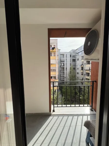 Tirane, jepet me qera apartament 1+1+Ballkon Kati 4, 70 m² 400 € 