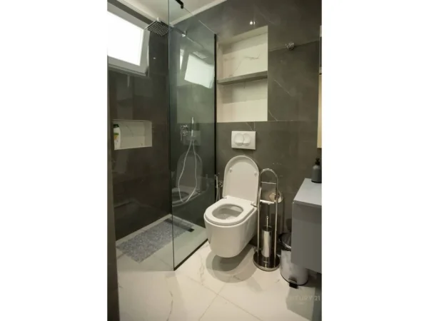 Tirane, jepet me qera apartament 2+1+Ballkon Kati 5, 88 m² 1.200 € (blloku)