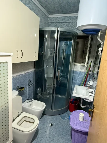 Tirane, jepet me qera apartament 1+1+Ballkon Kati 4, 70 m² 500 € (perball eleonores)