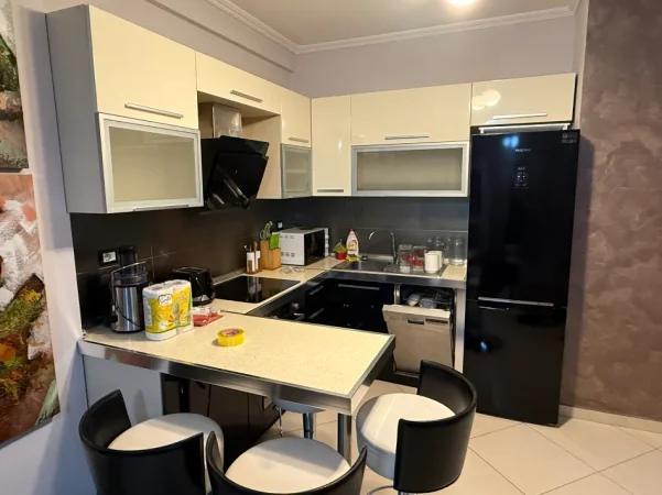 Tirane, jepet me qera apartament 1+1+Ballkon Kati 4, 70 m² 500 € (perball eleonores)