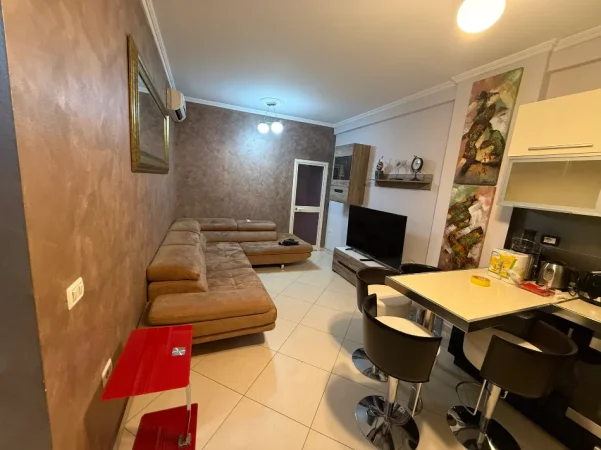 Tirane, jepet me qera apartament 1+1+Ballkon Kati 4, 70 m² 500 € (perball eleonores)