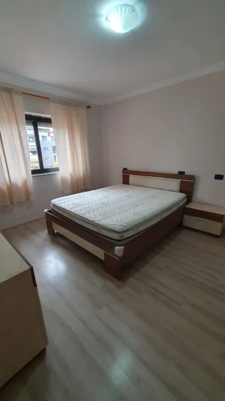 Tirane, jepet me qera apartament 1+1 Kati 5, 60 m² 600 € (Myslym Shyr)