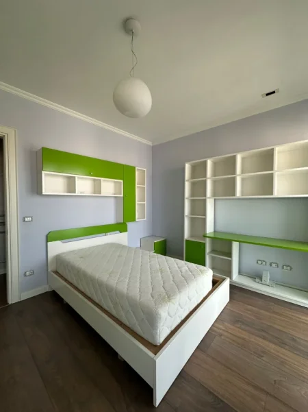 Tirane, jepet me qera apartament 2+1+Ballkon Kati 4, 148 m² 2.000 € (Ambassador 3)