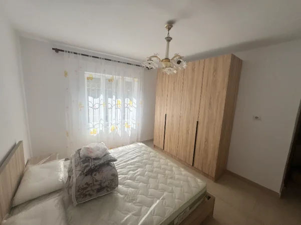 Tirane, shes apartament 1+1+Ballkon Kati 1, 60 m² 115.000 € (Brryli te Pasticeri Tito)