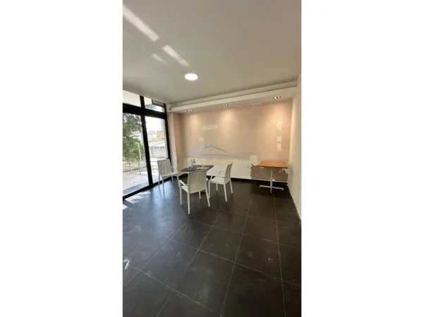 Tirane, jepet me qera ambjent biznesi Kati 0, 67 m² 800 € (Don Bosko)