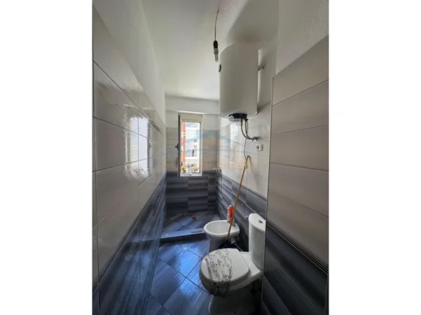 Tirane, jepet me qera apartament 2+1+Ballkon Kati 4, 106 m² 450 € (Unaza e Re)