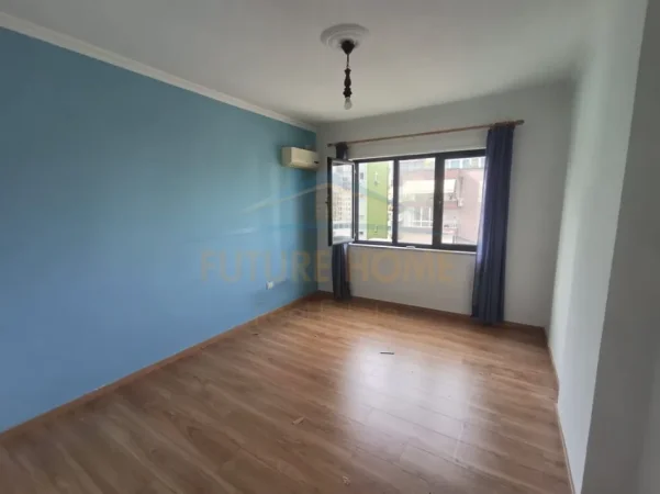 Tirane, jepet me qera ambjent biznesi Kati 7, 105 m² 1.300 € (Blloku)