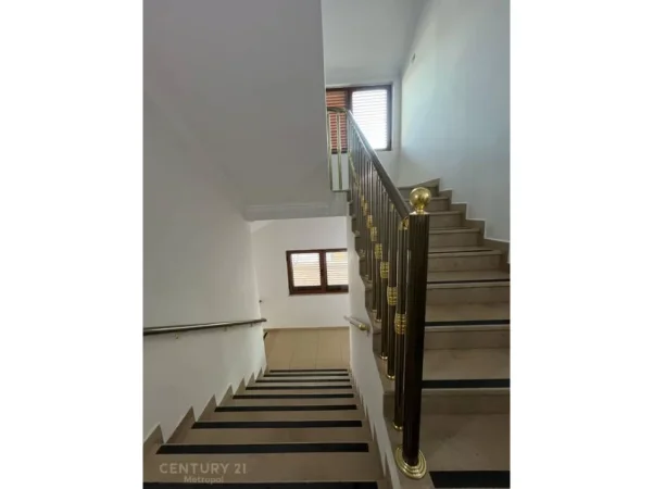 Tirane, jepet me qera Vile 3 Katshe Kati 3, 380 m² 2.300 € (rruga e elbasanit)