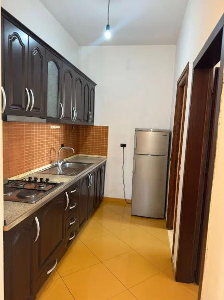 Tirane, jepet me qera apartament 1+1 Kati 3, 70 m² 450 € (Inxhinieria e Ndertimir)