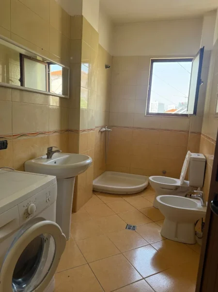 Tirane, jepet me qera apartament 1+1 Kati 3, 70 m² 450 € (Inxhinieria e Ndertimir)