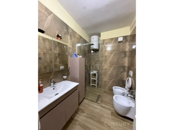 Tirane, jepet me qera apartament 2+1+Ballkon Kati 3, 141 m² 700 € (irfan tormini)