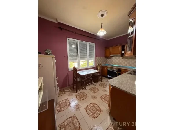 Tirane, jepet me qera apartament 2+1+Ballkon Kati 3, 141 m² 700 € (irfan tormini)