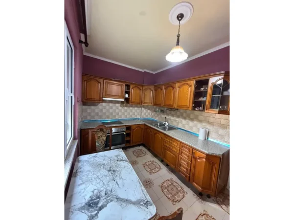 Tirane, jepet me qera apartament 2+1+Ballkon Kati 3, 141 m² 700 € (irfan tormini)