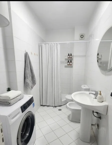 Tirane, jepet me qera nga Pronari, pa-komision apartament 2+1+Ballkon Kati 3, 90 m² 650 € (Sheshi Shtraus (Xhamlliku)