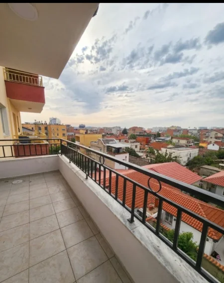 Tirane, jepet me qera nga Pronari, pa-komision apartament 2+1+Ballkon Kati 3, 90 m² 650 € (Sheshi Shtraus (Xhamlliku)