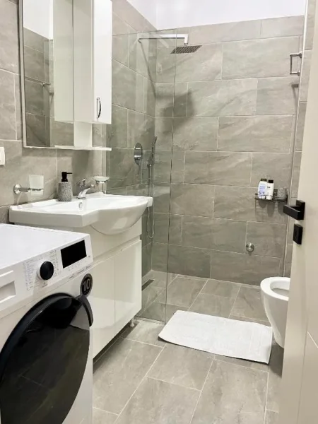 Tirane, jepet me qera Vile 1+1 Kati 2, 50 m² 680 € (Rruga Muhamet Gjollesha)