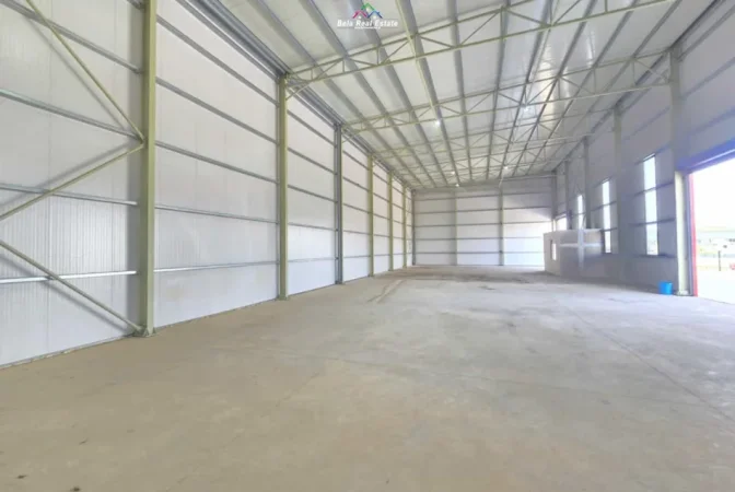 Tirane, jepet me qera magazine Kati 0, 2.100 m² 2.100 € (Vore)