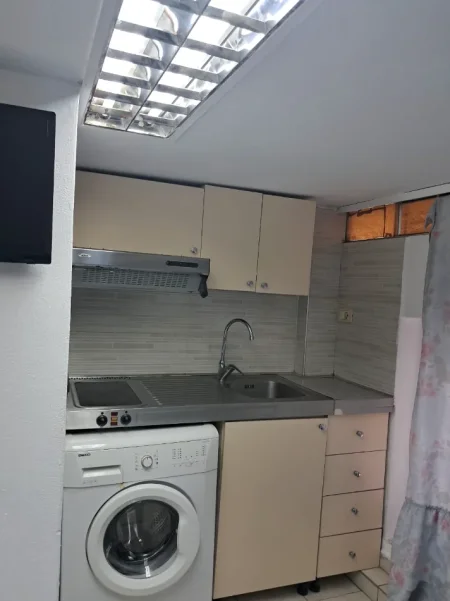 Tirane, jepet me qera apartament 1+1 Kati 2, 40 m² 250 € (Rruga 5 maji)