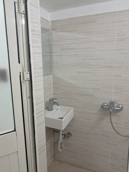 Tirane, jepet me qera apartament 1+1 Kati 2, 40 m² 250 € (Rruga 5 maji)