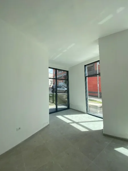 Tirane, jepet me qera dyqan Kati 0, 1.200 € (Shkolla Osman Myderizi)