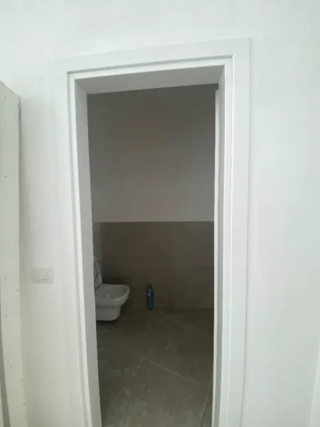 Tirane, jepet me qera dyqan Kati 0, 1.200 € (Shkolla Osman Myderizi)