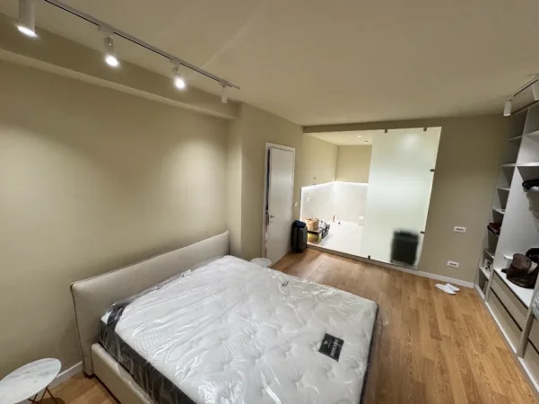 Tirane, jepet me qera apartament 2+1+Ballkon Kati 2, 100 m² 1.100 € (Prane Gjimnazit Qemal Stafa)