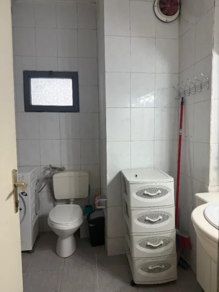 Tirane, jepet me qera apartament 1+1 Kati 2, 30 m² 400 € (Vasil Shanto / Rruga Irfan Tomini)