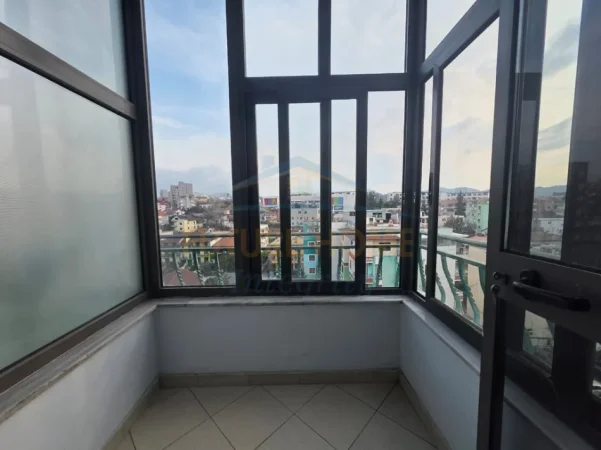 Tirane, jepet me qera apartament 1+1 Kati 7, 121 m² 630 € (Kompleksi Grand, ish Tregu Elektrik)