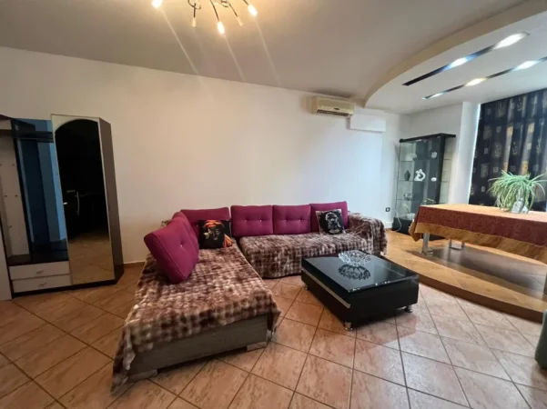 Tirane, jepet me qera apartament 1+1 Kati 2, 450 € (rruga e kavajes , 21 dhjetori)